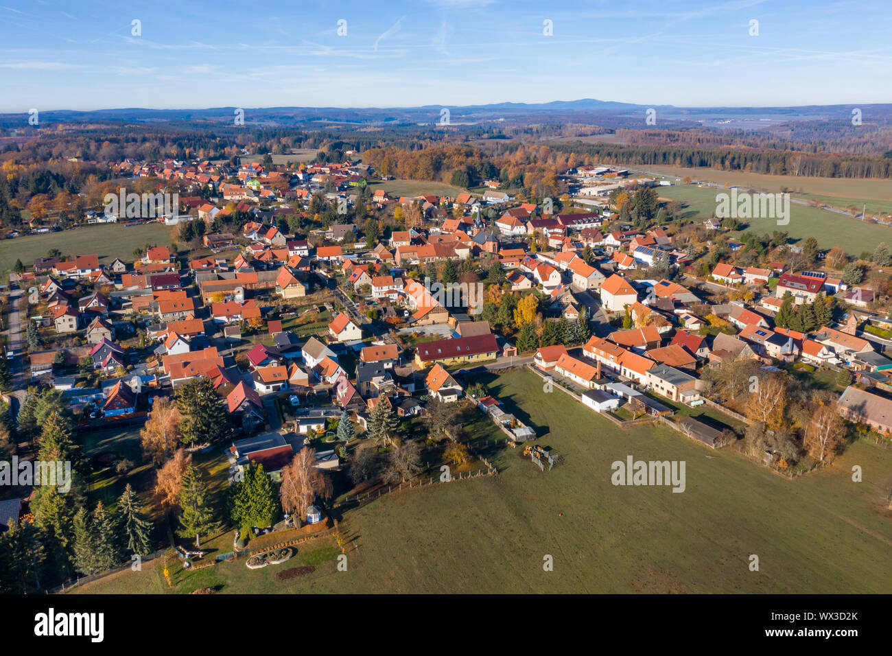 Foto aérea de Neudorf en las montañas de Harz Ciudad de Harzgerode Foto de stock