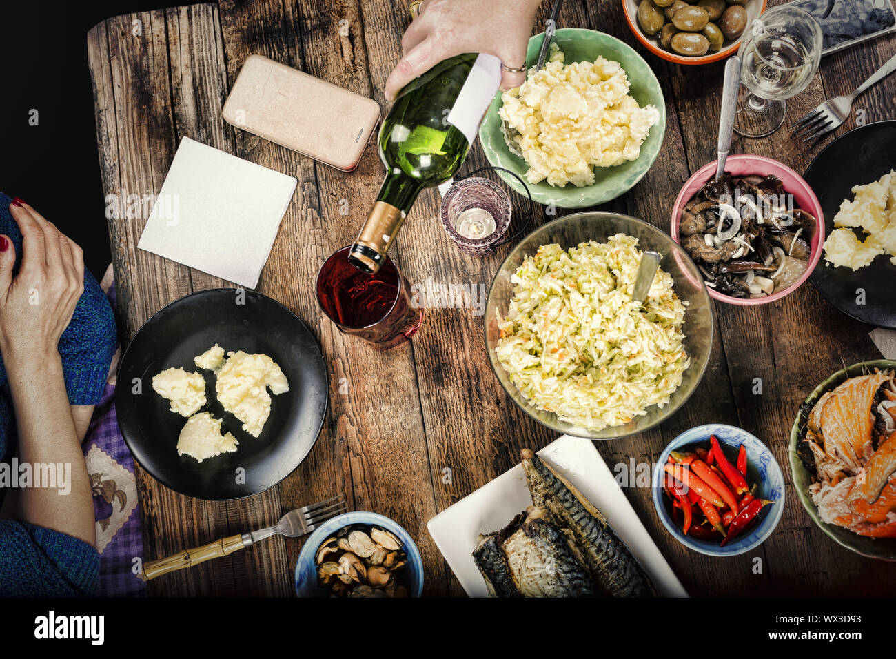 La cena de Acción de Gracias, verter el vino, eventos familiares, juntos, Foto de stock