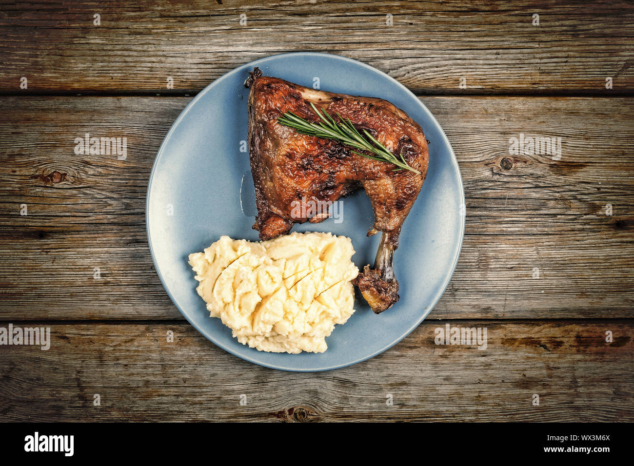 Almuerzo, piernas de pollo, pollo frito, vista superior, espacio de copia Foto de stock