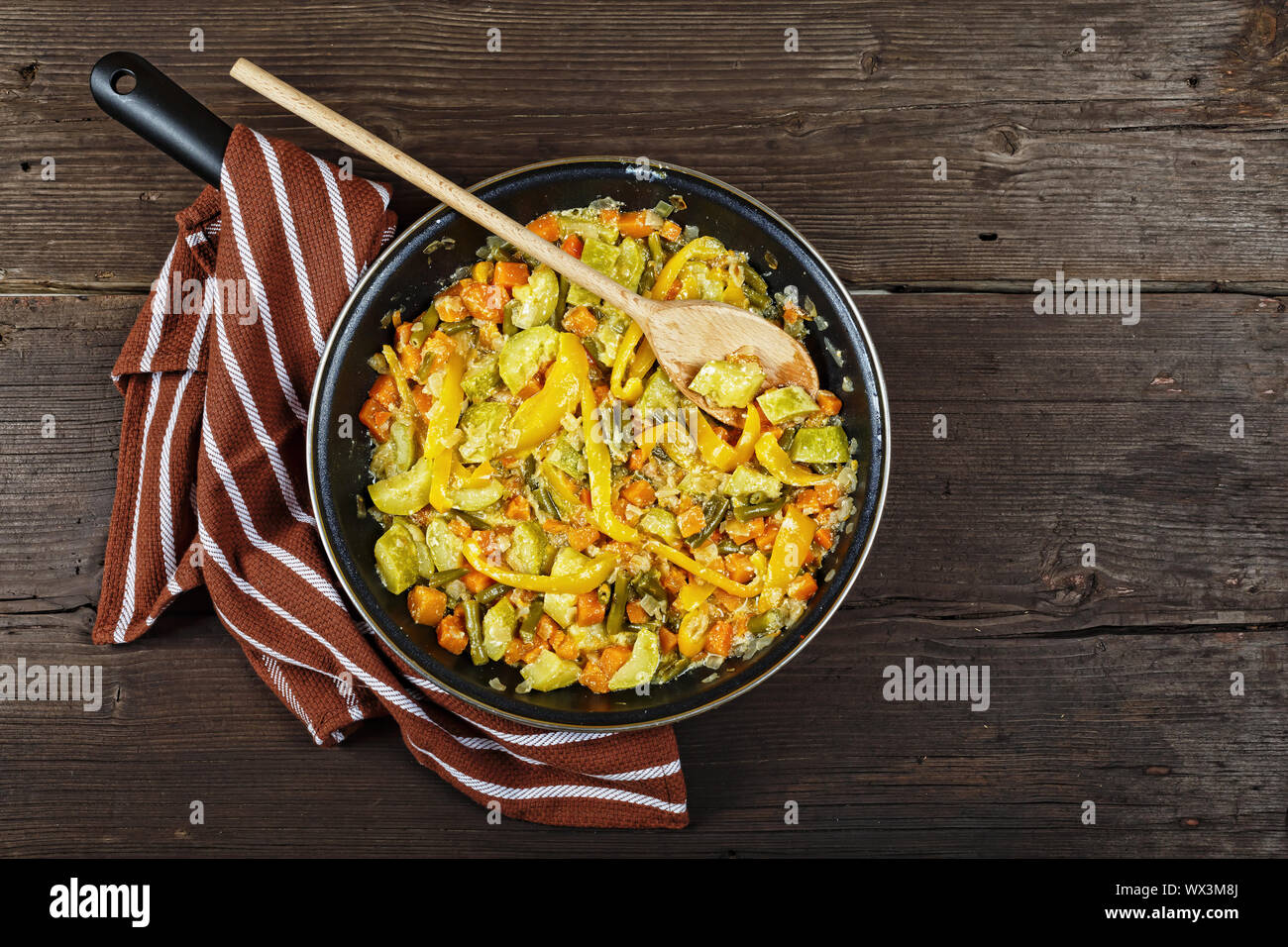 Legumbres estofadas, verduras, pan, comida vegetariana, vista superior Foto de stock