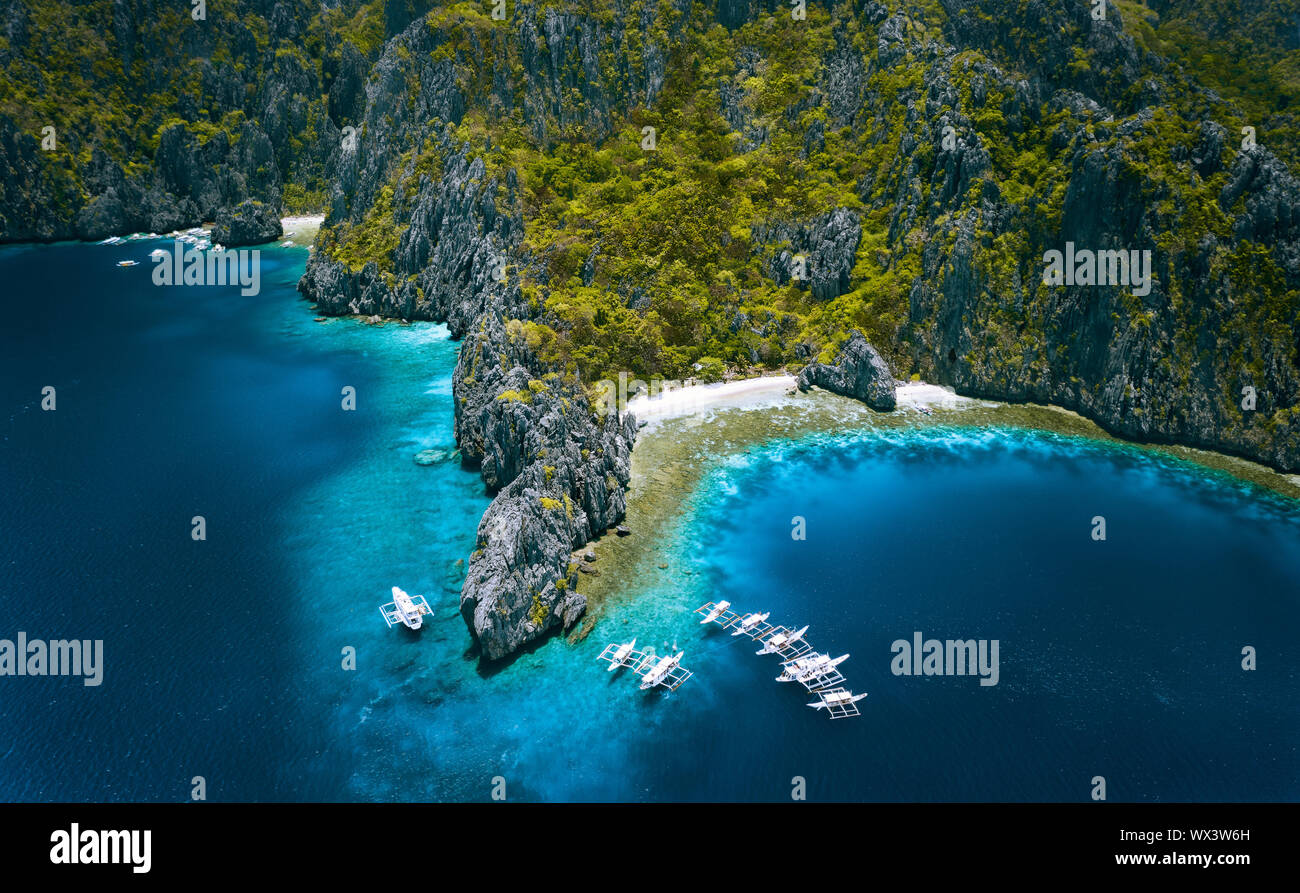 El Nido, Palawan, Filipinas. Vista aérea de la isla Miniloc con barcos