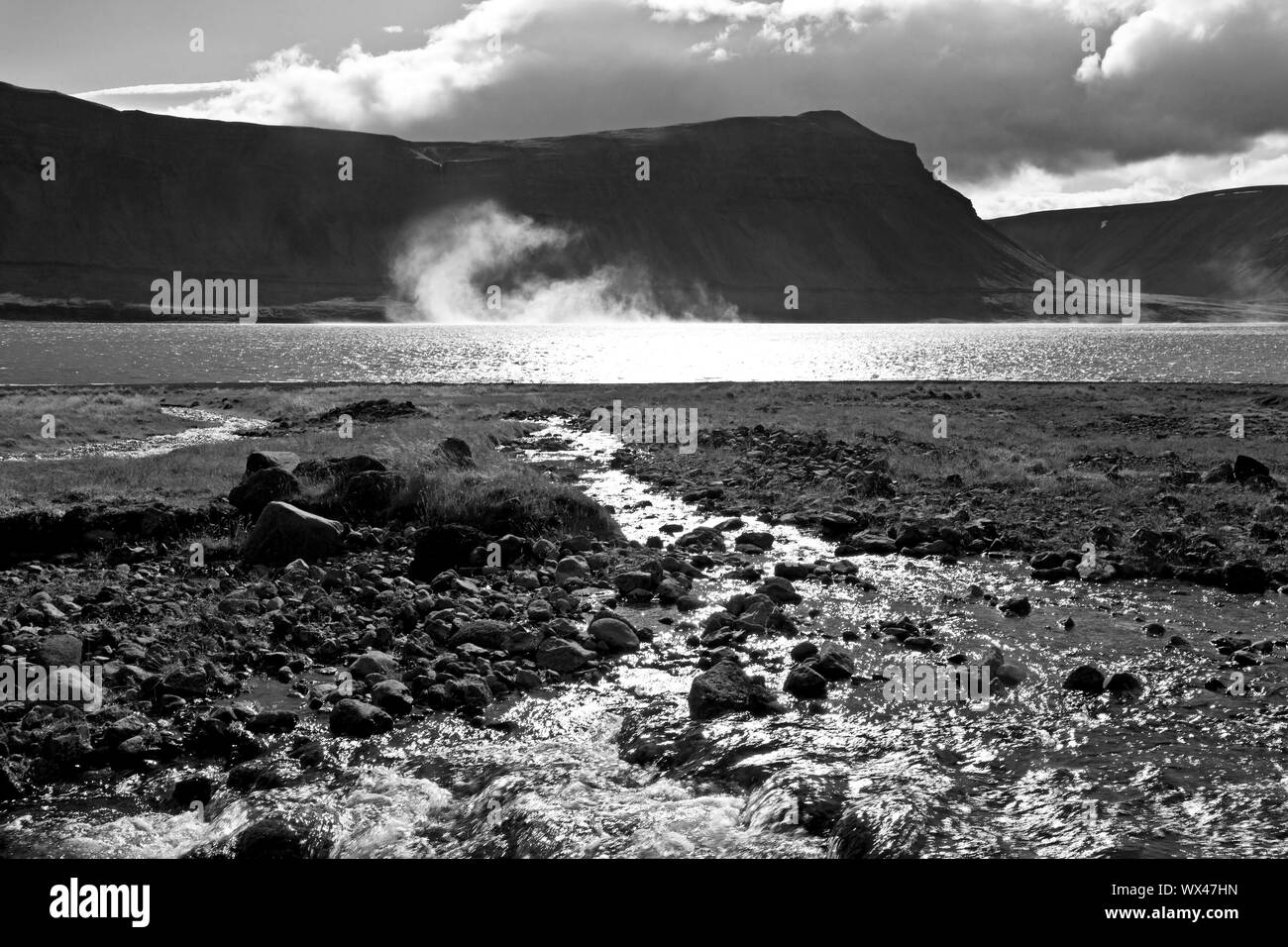 El fuerte viento impulsa el agua sobre la Gilsfjoerdur, Islandia, Europa Foto de stock