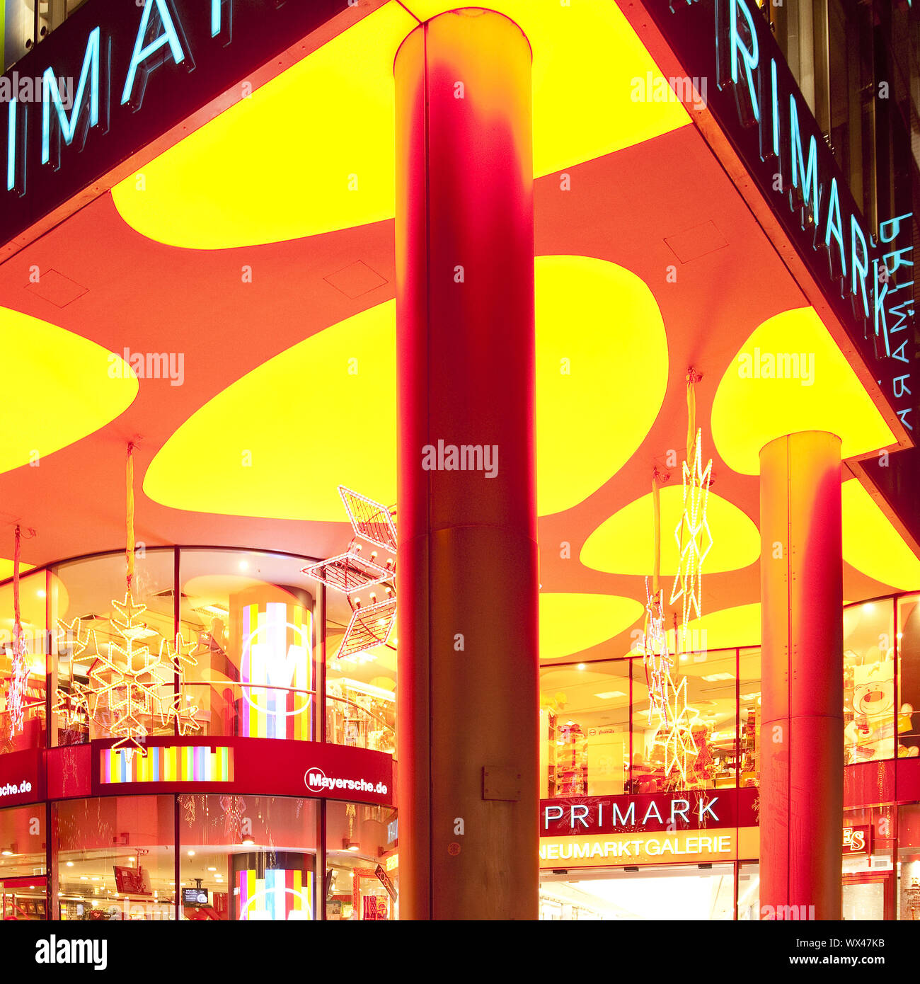 Iluminado estridente tiendas en Neumarkt, Colonia, Renania, Renania del Norte-Westfalia, Alemania, Europa Foto de stock