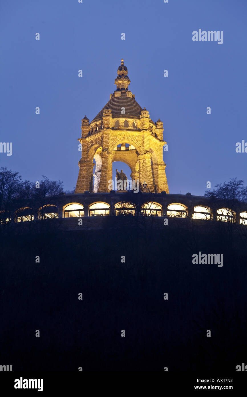 El Kaiser Wilhelm monumento iluminado al anochecer, Porta Westfalica, Westfalia Oriental, Alemania, Europa Foto de stock