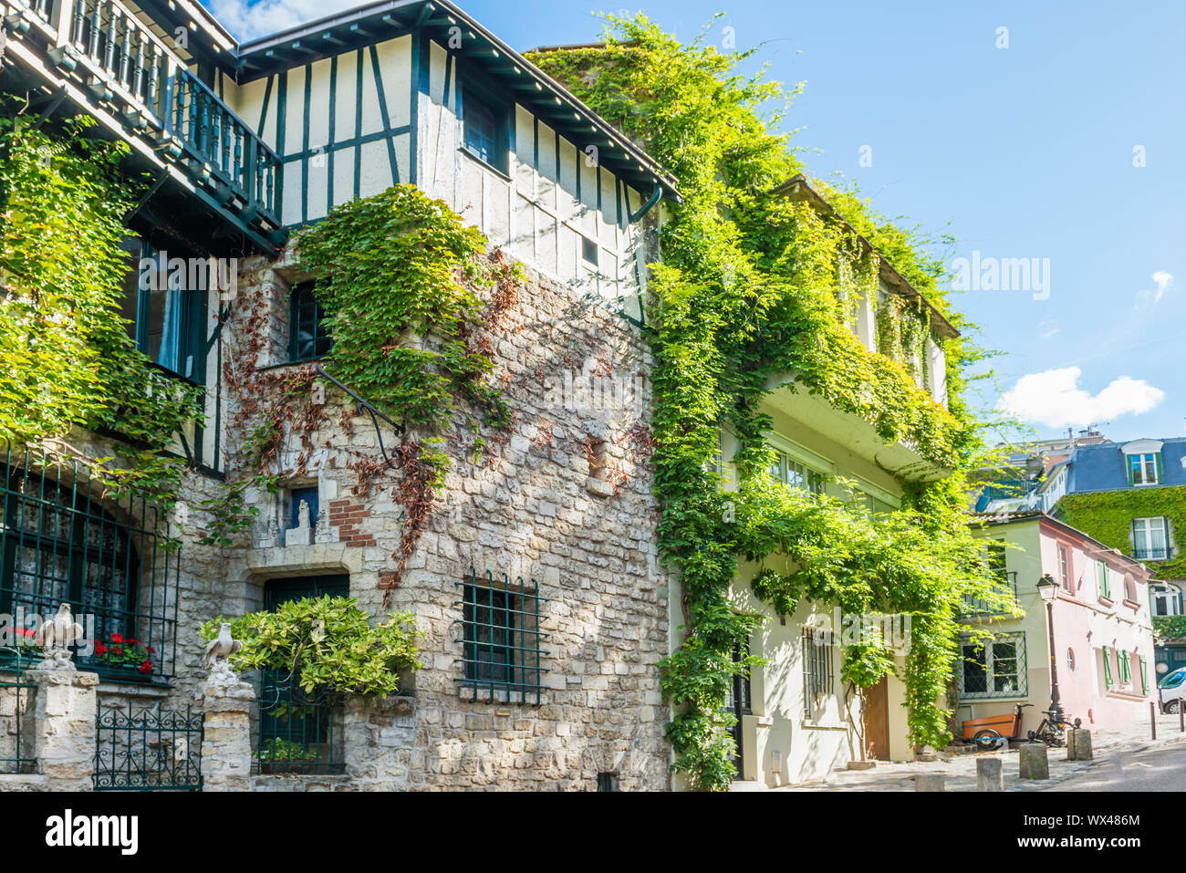Acogedor callejón turísticos en París, Montmartre Foto de stock