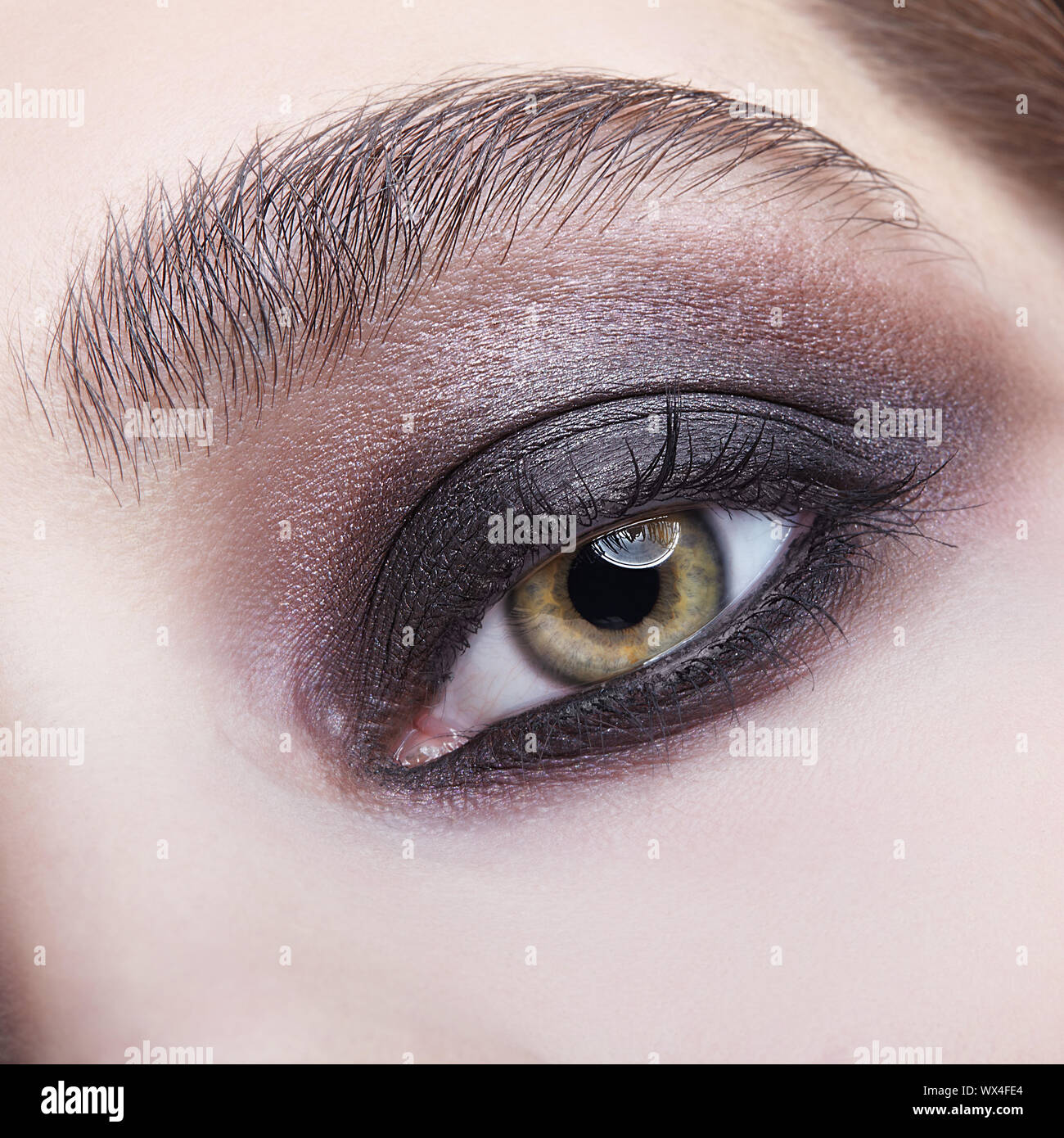 Macro Closeup retrato de mujer humana con un ojo morado - negro ahumado  maquillaje de ojos Fotografía de stock - Alamy