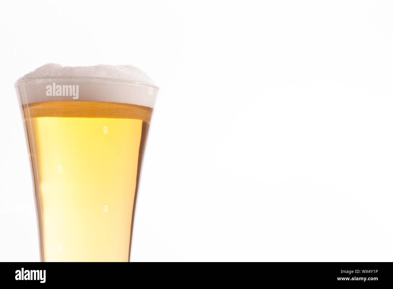 Vaso de cerveza medio lleno Imágenes recortadas de stock - Alamy