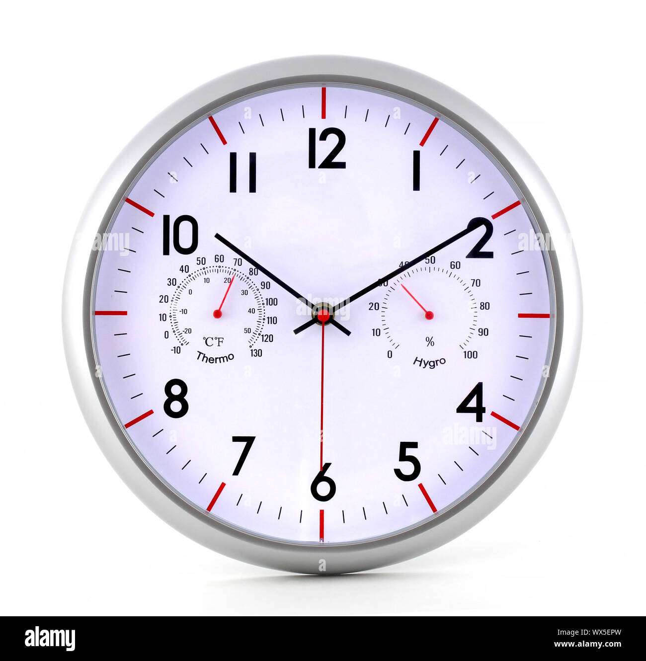 Un reloj de metal con un cronómetro determina tanto el reloj y el tiempo. El reloj está aislado en un fondo blanco. Foto de stock