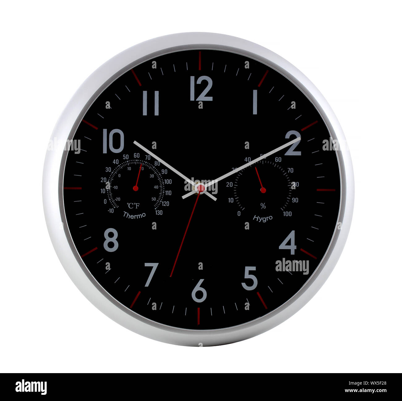 Un reloj de metal con un cronómetro determina tanto el reloj y el tiempo. El reloj está aislado en un fondo blanco. Foto de stock