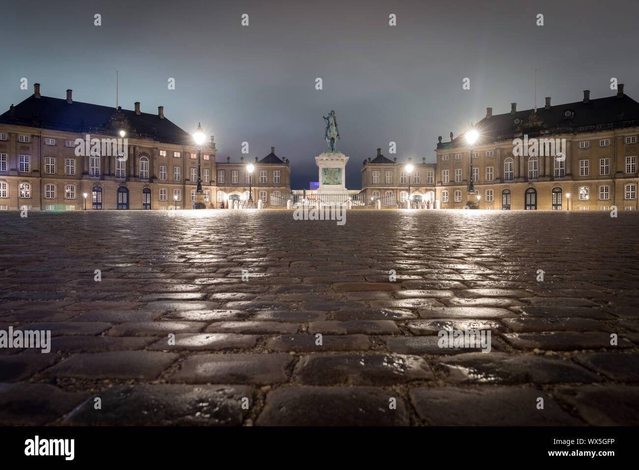 El Palacio de Amalienborg en Copenhague por la noche Foto de stock