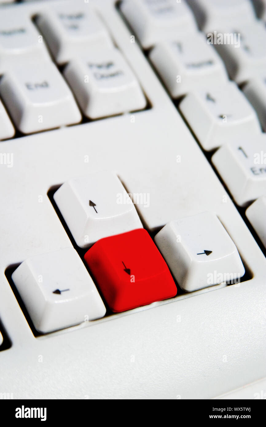 Teclas de flecha en el teclado de un equipo de escritorio con la flecha  hacia abajo de color rojo Fotografía de stock - Alamy