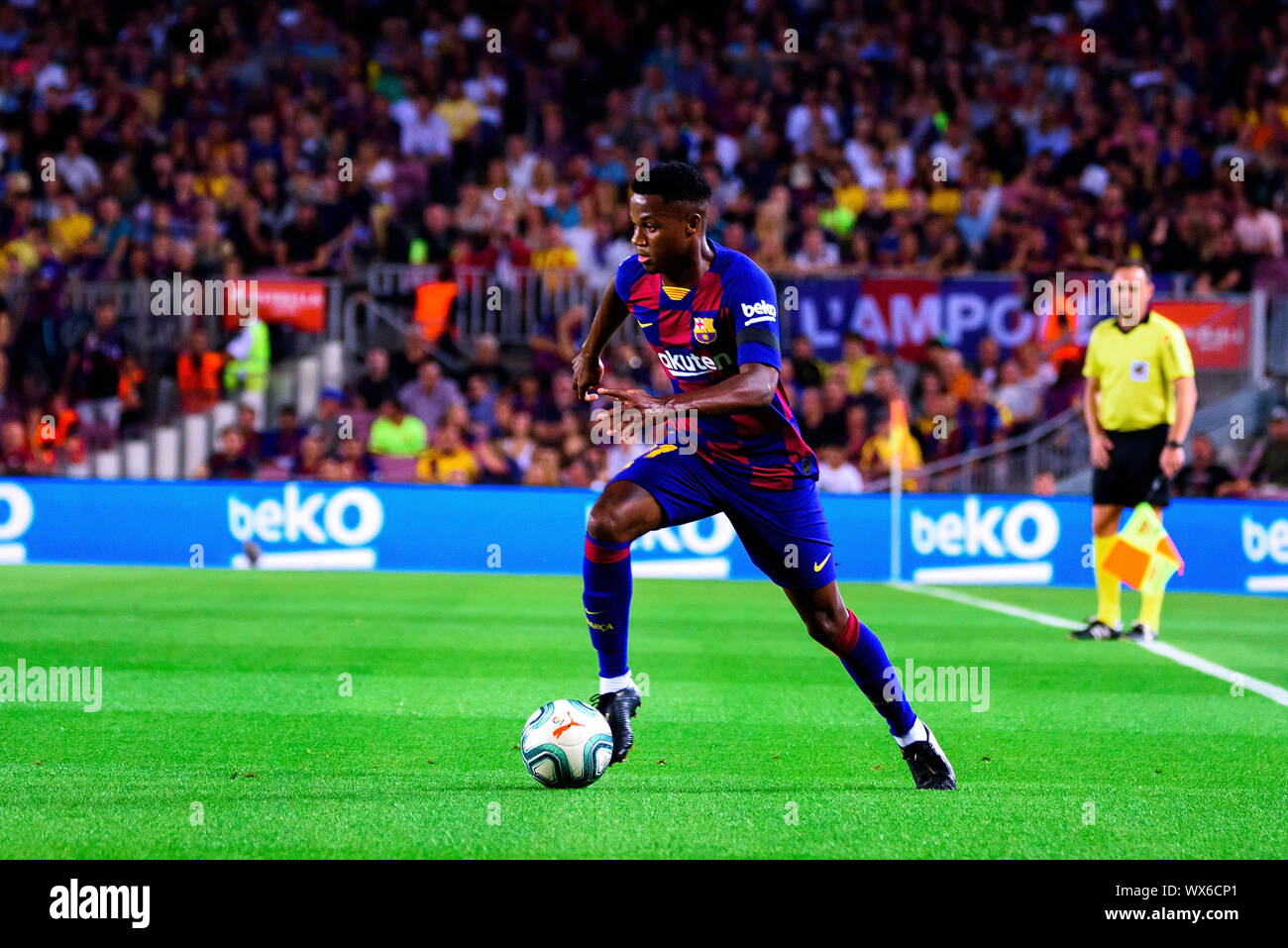 BARCELONA - 14 SEP: Ansu Fati juega en la Liga partido entre el FC Barcelona y Valencia CF en el Camp Nou el 14 de septiembre de 2019 en el Barcelo Foto de stock