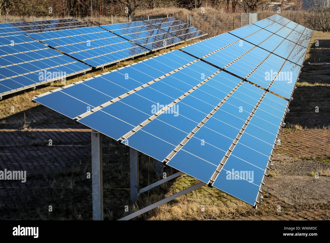 Las energías renovables con módulos solares en el sol Foto de stock