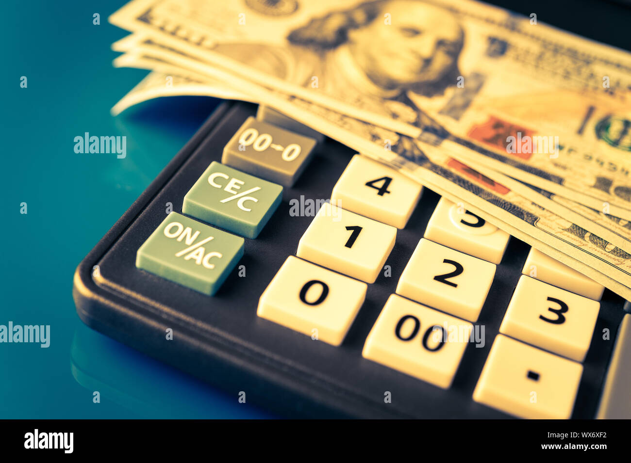 Antecedentes comerciales y financieros con dólares y calculadora. Antecedentes de teneduría de libros. Foto de stock