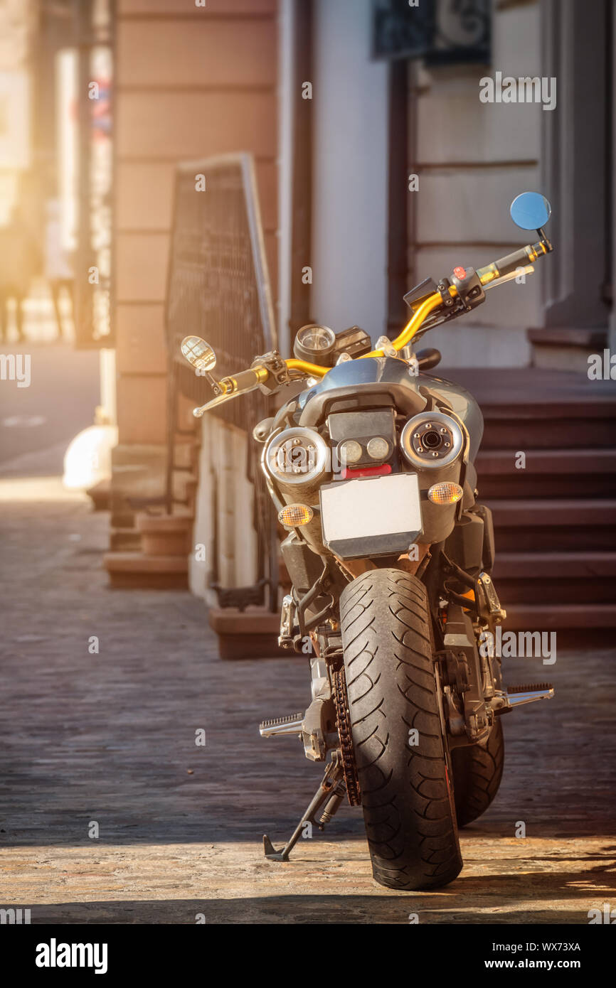 Vista trasera de una motocicleta en la ciudad Foto de stock
