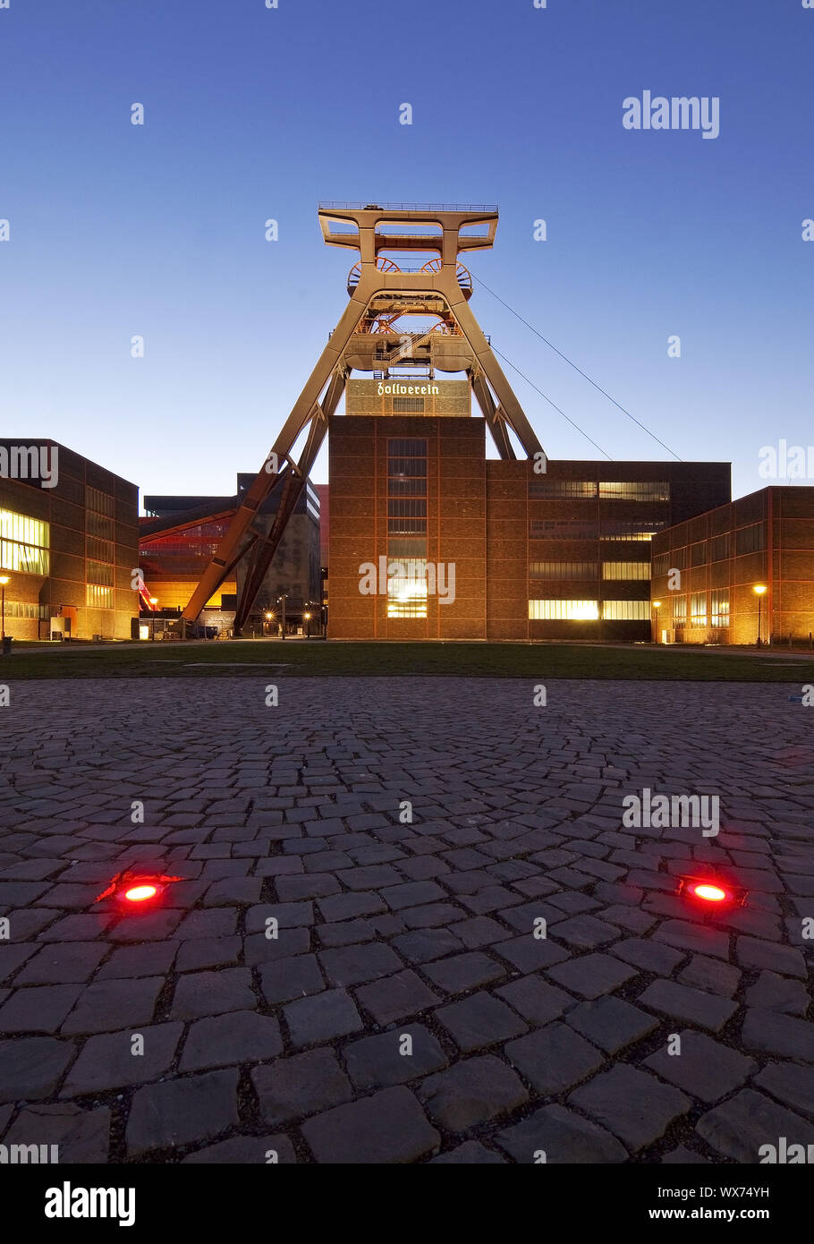 Tocados de Schacht XII de Zollverein en la noche, Essen, área de Ruhr, Essen, Alemania, Europa Foto de stock