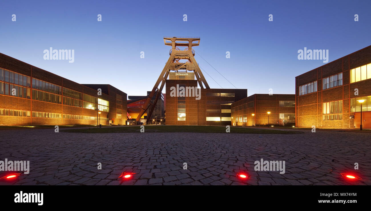 Tocados de Schacht XII de Zollverein en la noche, Essen, área de Ruhr, Essen, Alemania, Europa Foto de stock