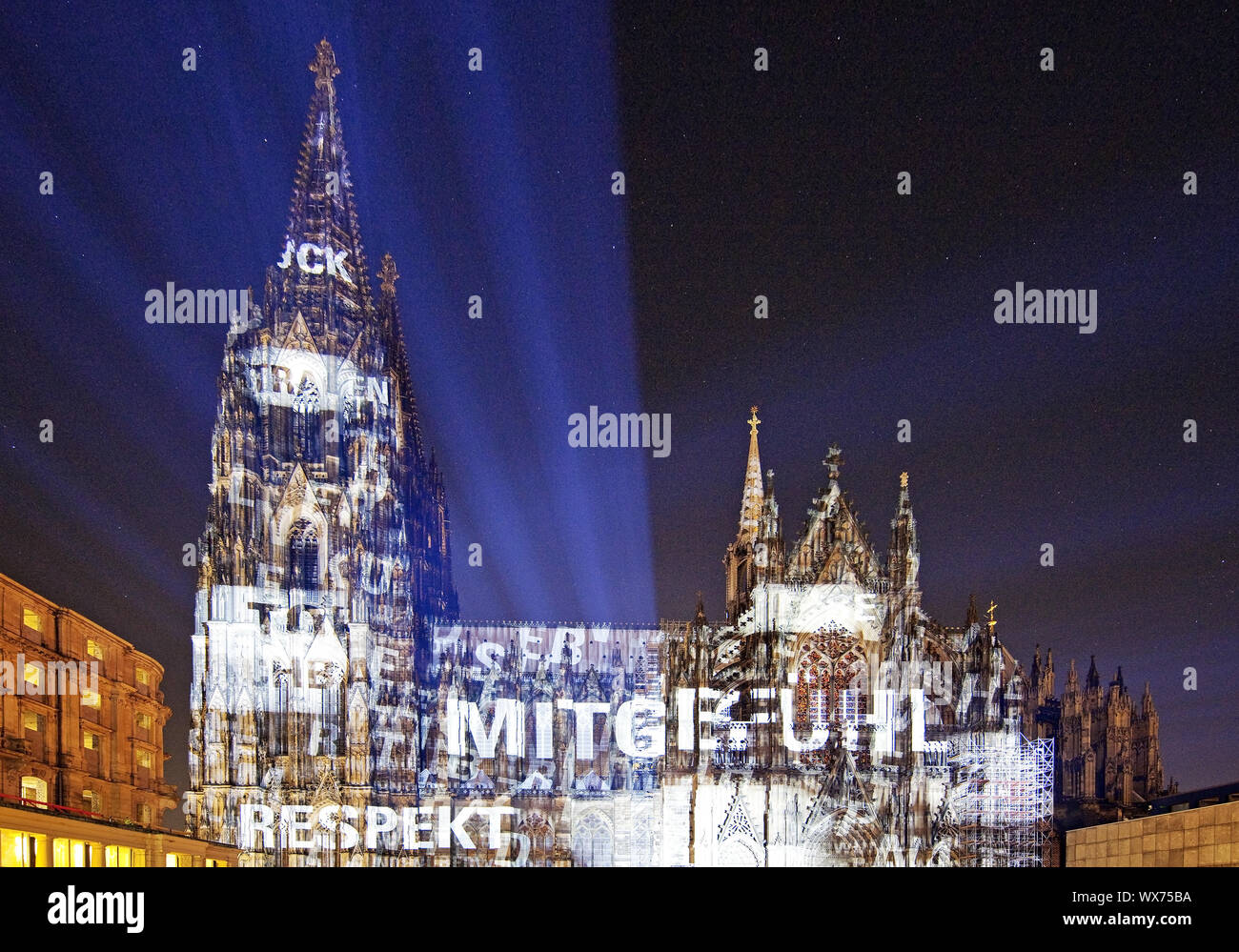 Las imágenes en movimiento iluminación en la Catedral de Colonia dona nobis pacem, Colonia, Alemania, Europa Foto de stock