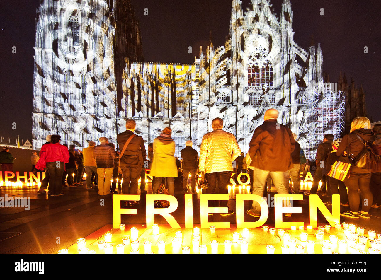 Las imágenes en movimiento iluminación en la Catedral de Colonia dona nobis pacem, Colonia, Alemania, Europa Foto de stock