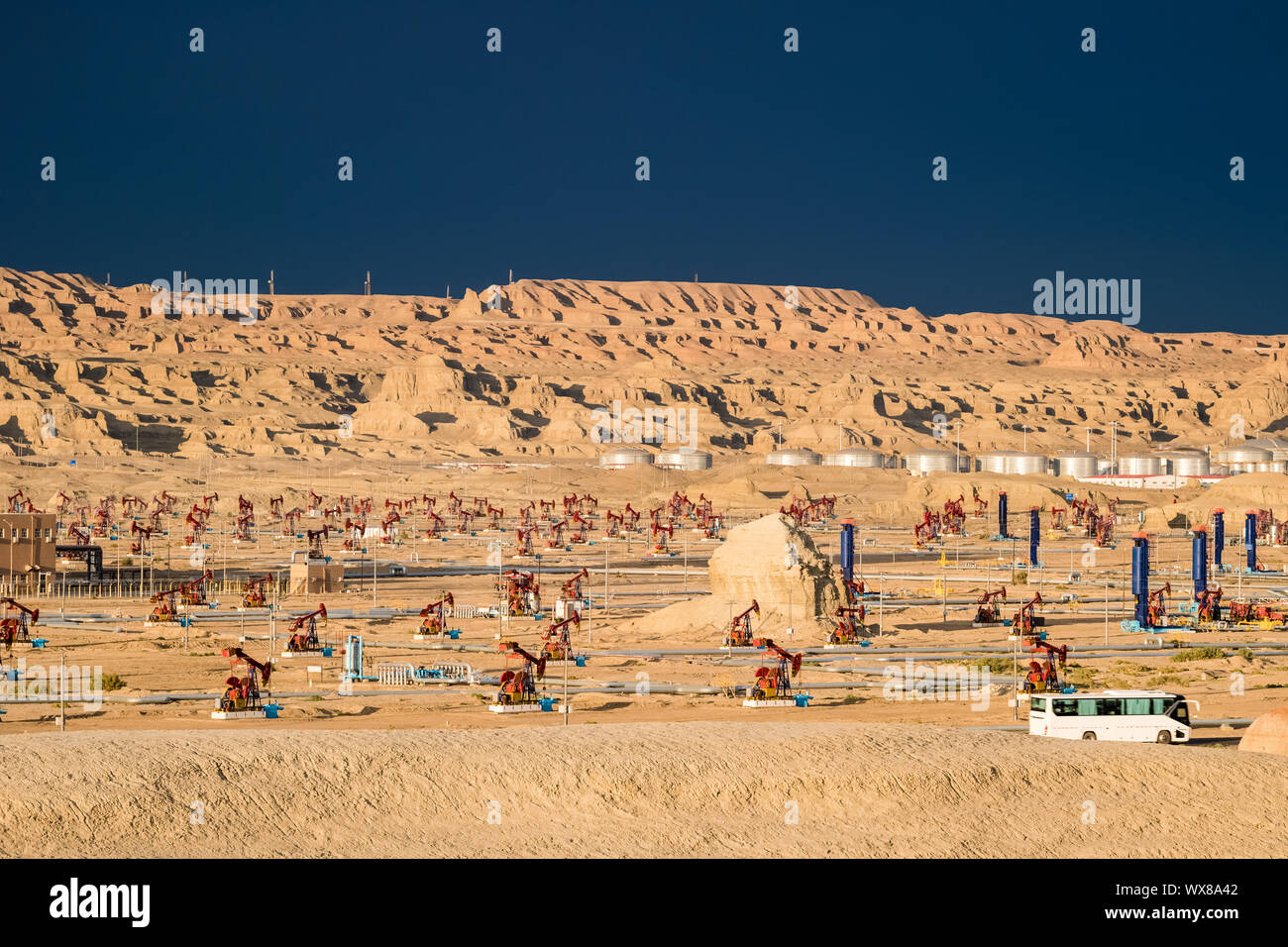 Campo de petróleo en las formaciones yardang Foto de stock