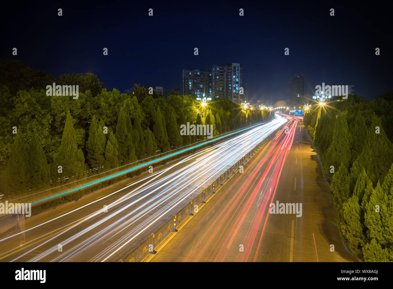 Desenfoque De Movimiento Nocturno Fotos e Imágenes de stock - Alamy