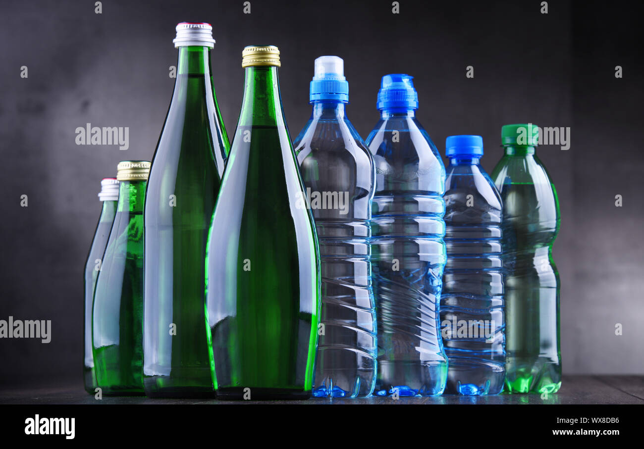 Composición con diferentes tipos de botellas de agua mineral. Foto de stock