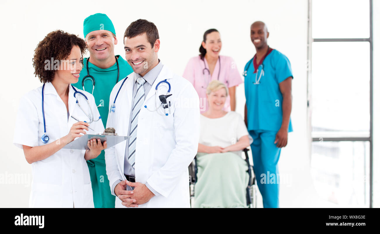 Grupo de médicos sonriente mirando a la cámara Foto de stock