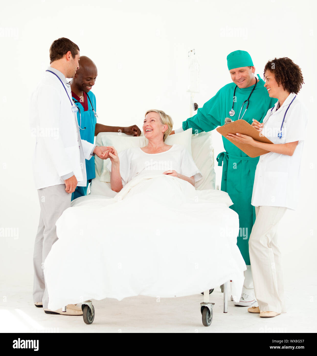 Los médicos examinan un paciente enfermo Foto de stock