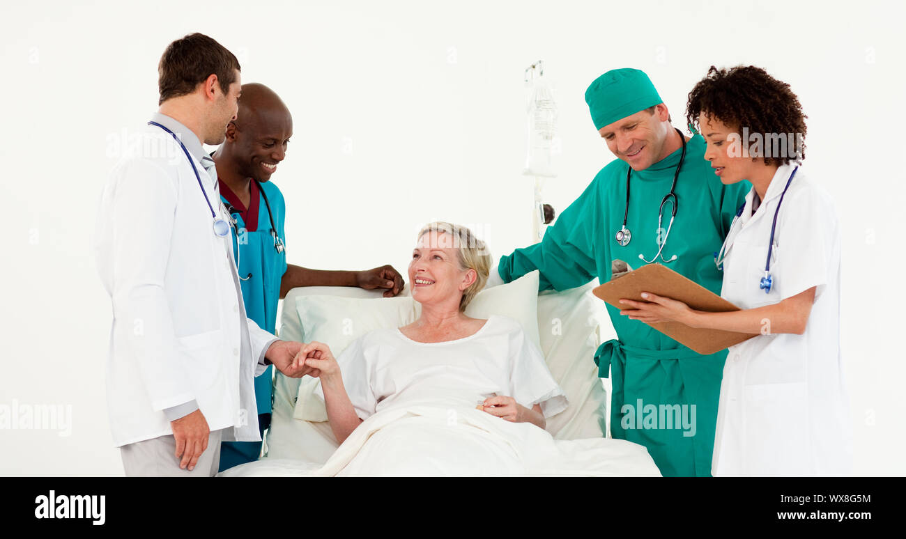 Los médicos examinan a un paciente Foto de stock