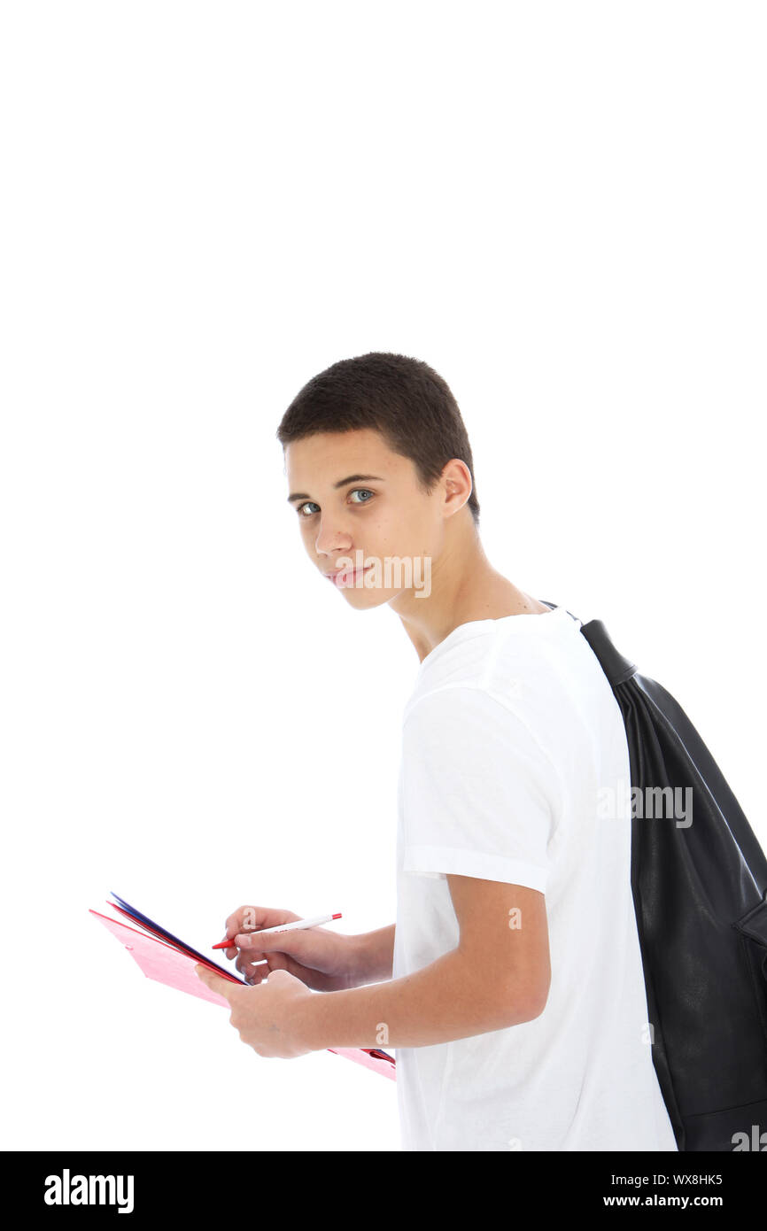 Jovencito chico con un gran bolso colgada sobre su hombro escribir notas en  una carpeta de la computadora de mano, pie de lado mirando la cámara  aislada Fotografía de stock - Alamy