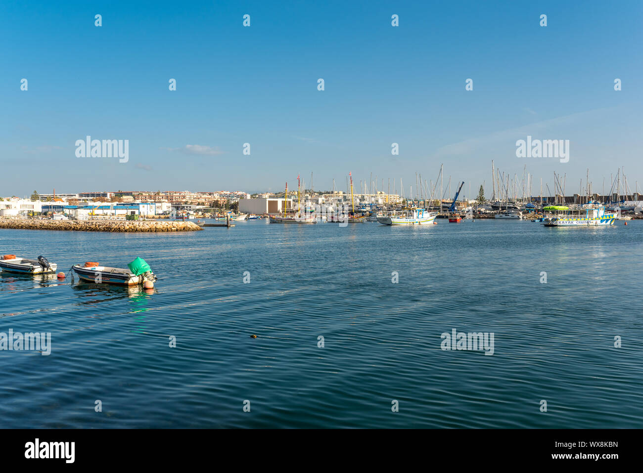 El puerto y la ciudad de Lagos, en el sur Algarve Foto de stock