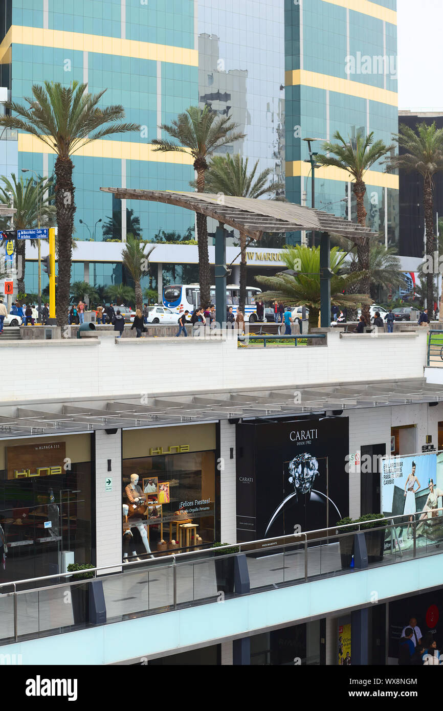 LIMA, PERÚ - 23 de julio de 2013: Personas no identificadas en el centro comercial Larcomar construido sobre el acantilado de Miraflores con el hotel JW Marriott de Lima i Foto de stock