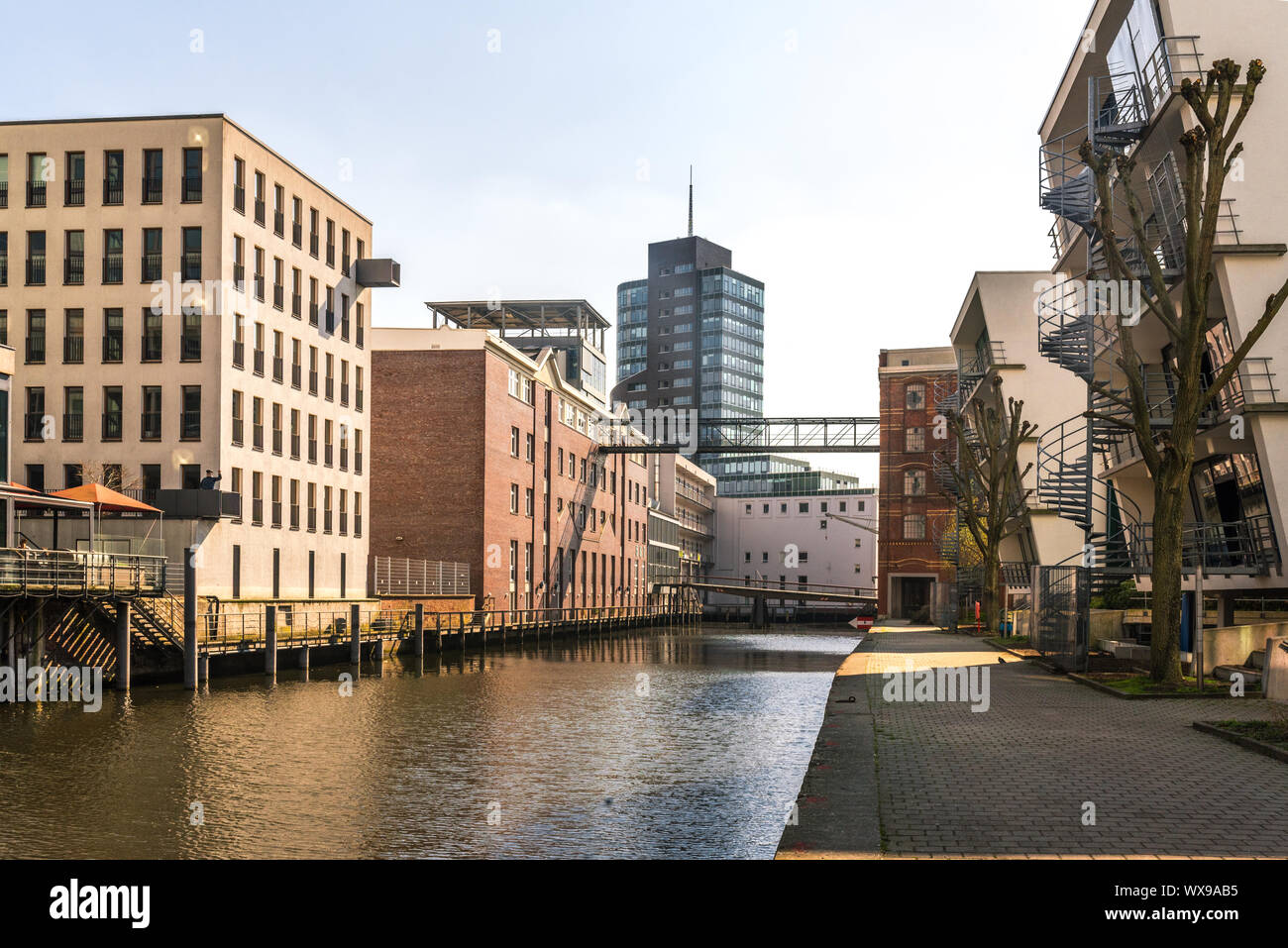 Vía navegable en el puerto interior del distrito de Hamburgo Harburg Foto de stock