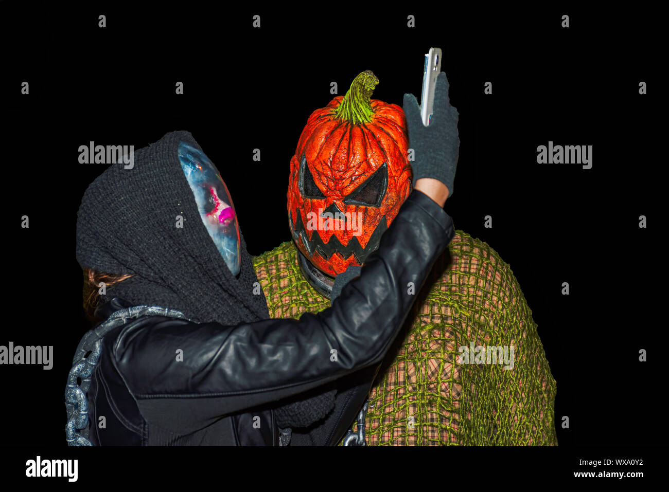 Salem Massachusetts Estados Unidos 10/31/2015. Alguien en traje coger un selfie con cabeza de calabaza. Sólo para uso editorial Foto de stock