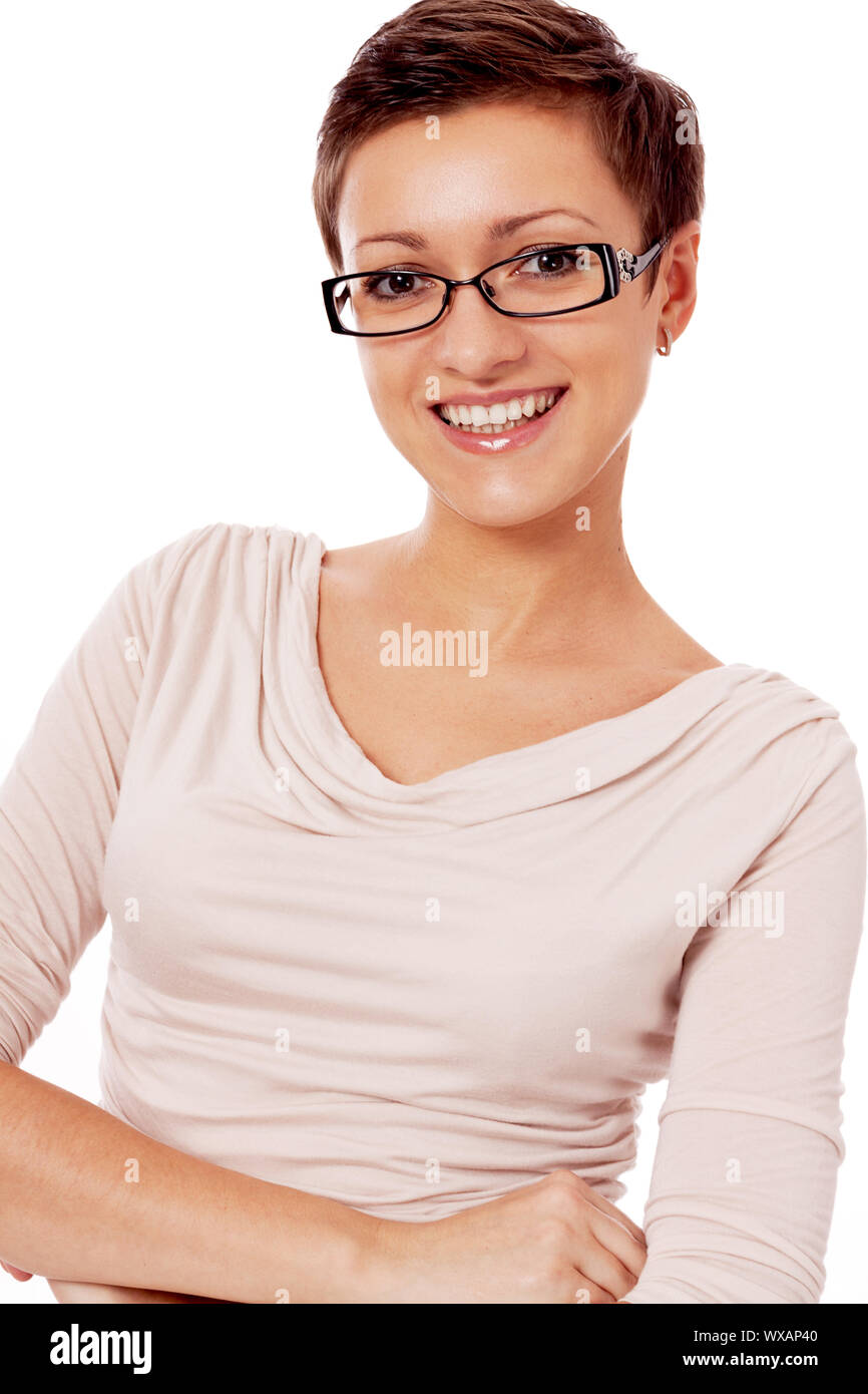 Mujer Sonriente Joven Con Gafas Y Pelo Corto Aislado En Blanco Fotografia De Stock Alamy