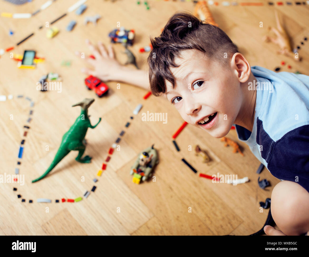 Poco lindo niño chico jugando juguetes en casa feliz sonriente en la  graduación hat, estilo de vida los niños , mapa mundial con piezas, auto  concepto de educación Fotografía de stock - Alamy