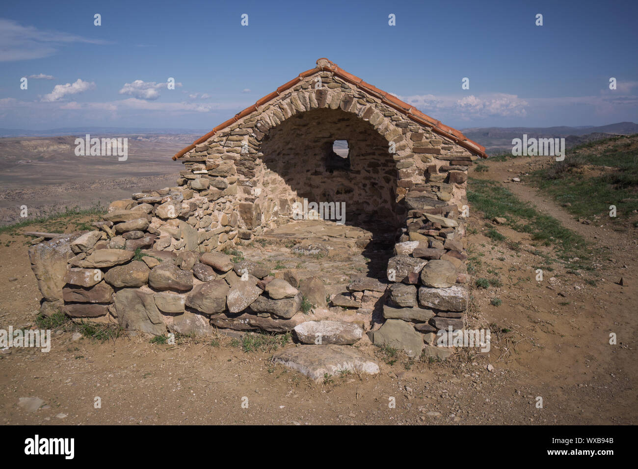 Capilla ruina en la montaña del Cáucaso Foto de stock