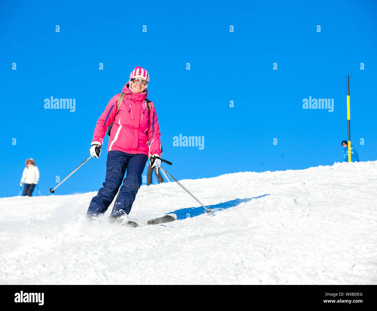 Mujer joven esquiar en las montañas en el Zillertal Arena, Austria Foto de stock