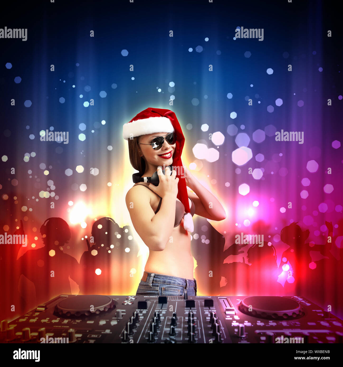 девушка диджей снегурочка. снегурочка диджей. снегурочка диджей. снегурочка в наушниках. снегурка диджей.