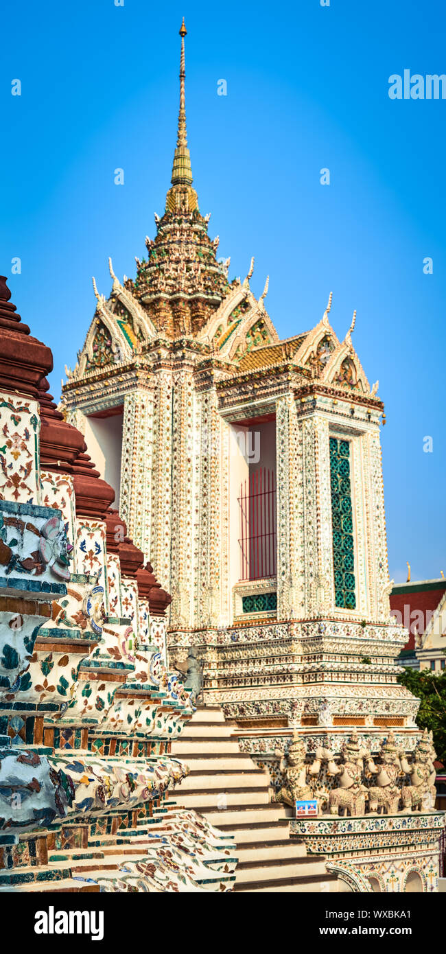 Hermosa vista de primer plano de la guerra Arun. Bangkok, Tailandia. Panorama vertical Foto de stock