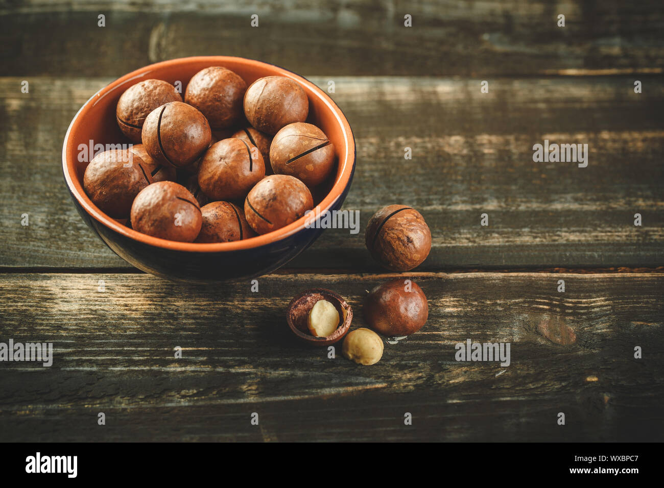 Macadamia sobre mesa de madera Foto de stock