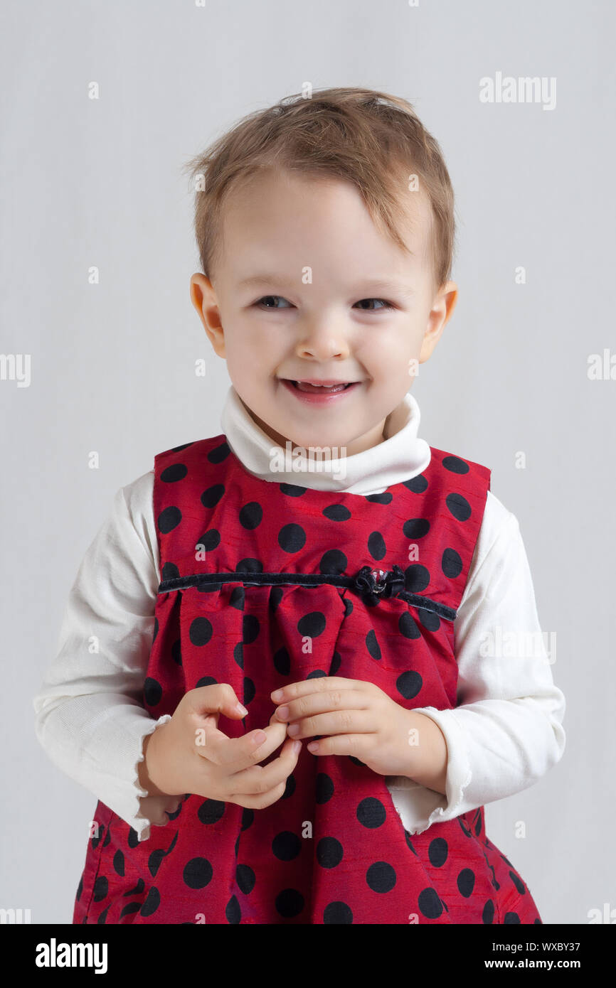 Retrato de sonriente rubia chica que llevaba un vestido rojo con negros Fotografía de stock Alamy