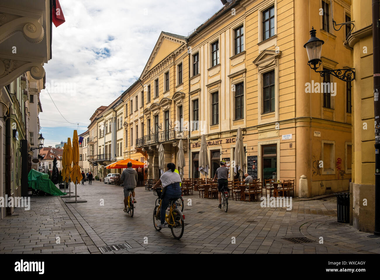 BRATISLAVA, Eslovaquia - 18 de agosto de 2019: palacio Zichy en calle Venturska Foto de stock