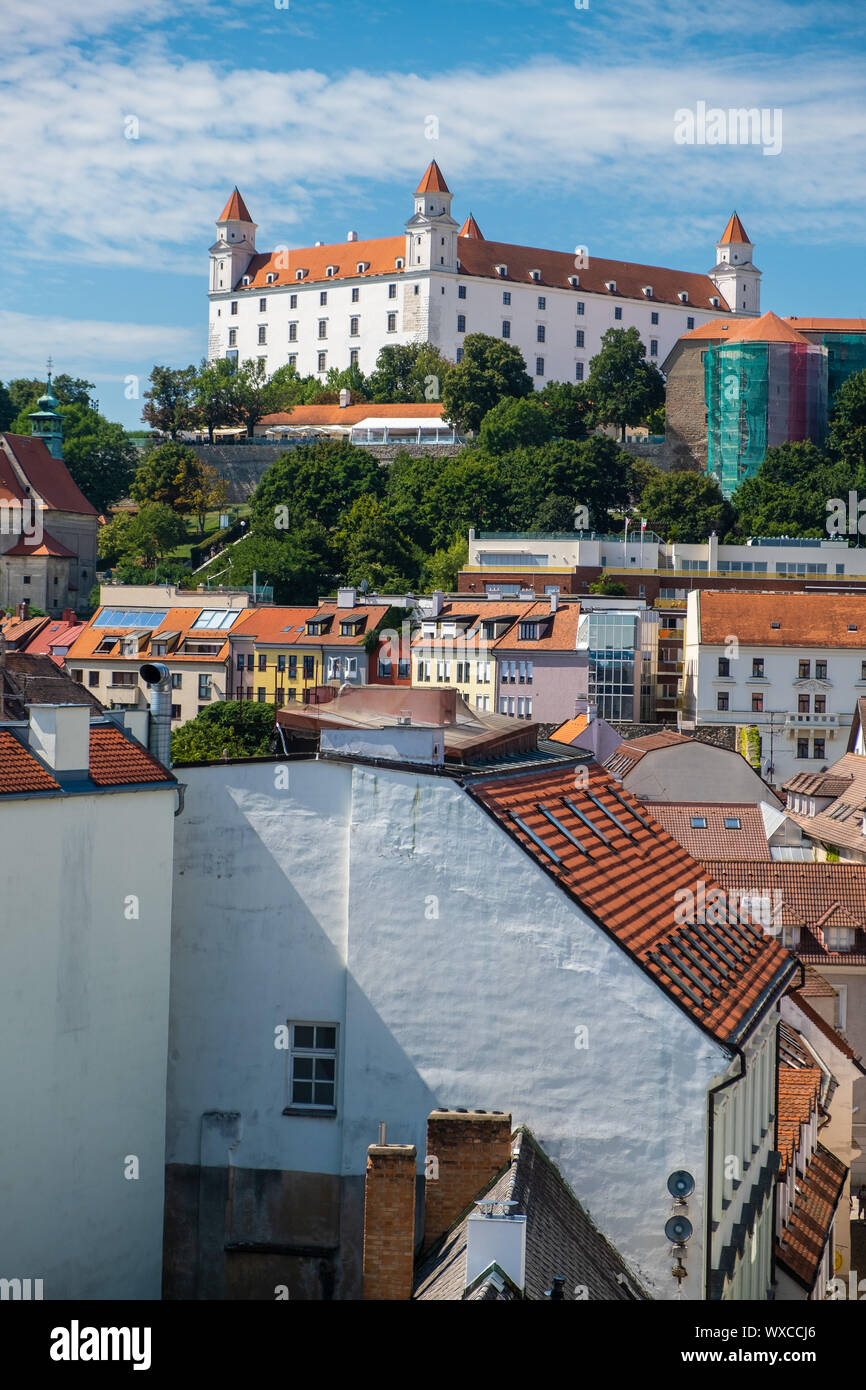 BRATISLAVA, Eslovaquia - Agosto 18, 2019: vista de la ciudad desde la torre de Michael's Gate. En el fondo, el castillo Foto de stock