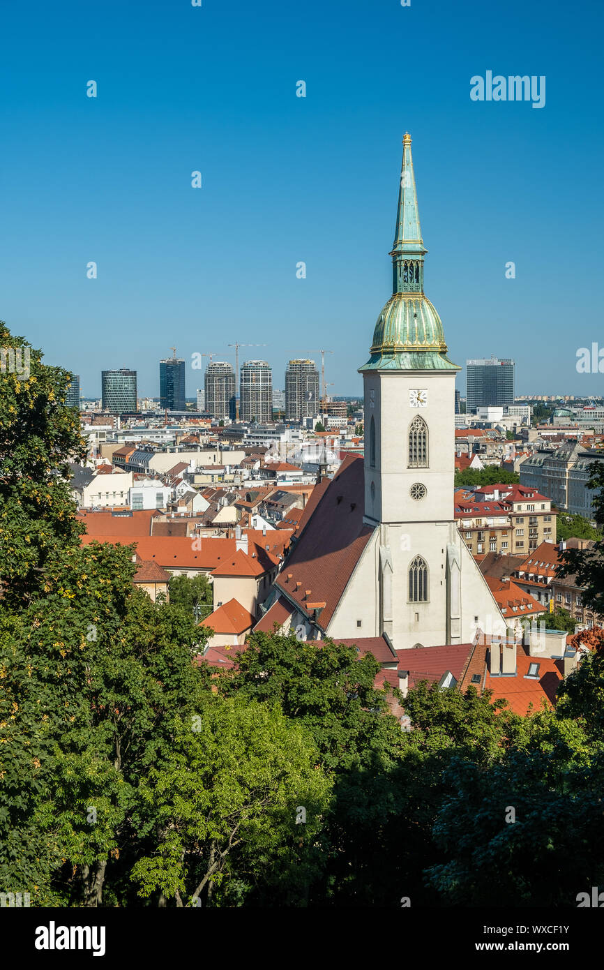 BRATISLAVA, Eslovaquia - Agosto 18, 2019: panorama de la ciudad desde el castillo, primero en la torre de la Catedral de San Martín Foto de stock