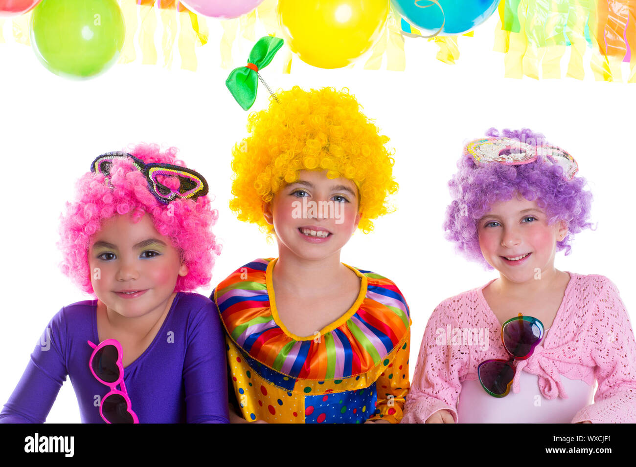 Los niños happy birthday party con pelucas de payaso colorida fiesta de  vacaciones Fotografía de stock - Alamy