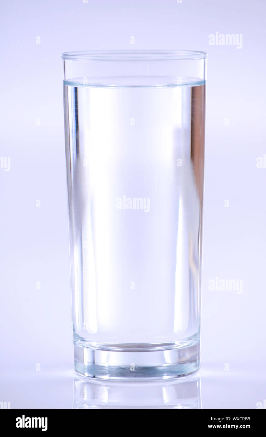 Vaso de agua clara, centrarse en partes someras DOF Fotografía de stock -  Alamy