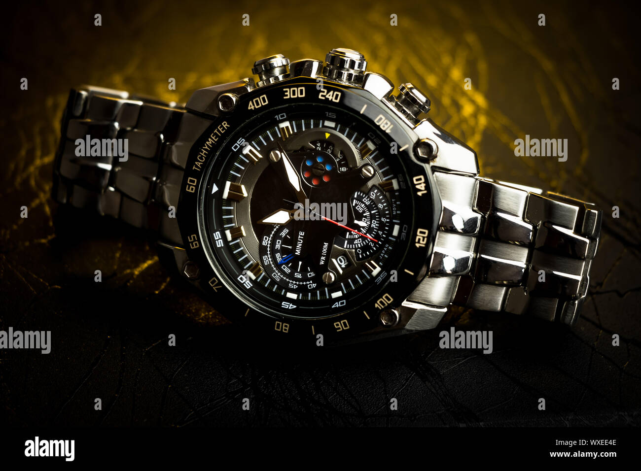Vista de cerca del bonito reloj de pulsera del hombre sobre Vista de cerca del bonito reloj de pulsera del hombre