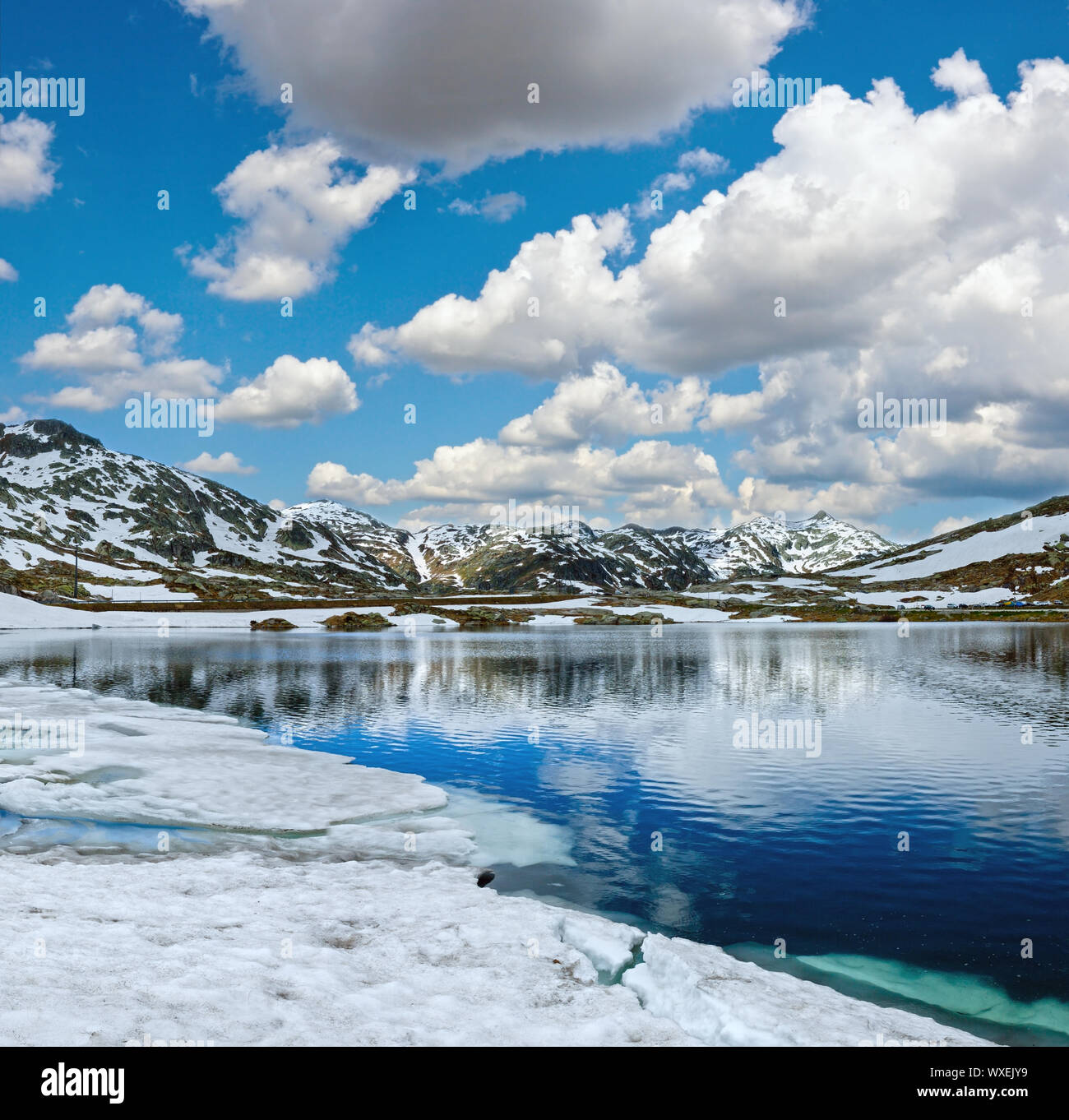 Verano lago de montaña de los Alpes, Suiza Foto de stock
