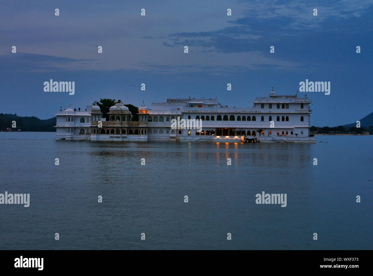 Vista de Heritage Hotel desde Ambarai Ghat, Lago Pichola, Udaipur Ciudad Vieja, Rajasthan, India Foto de stock